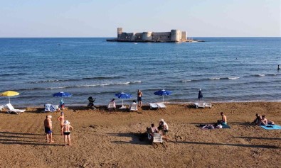 Birçok Ilde Kar, Yagmur, Soguk Hava, Mersin'de Ise Günes Ve Deniz Keyfi