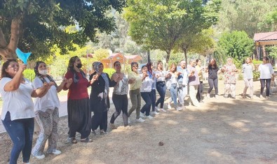 Ev Isçisi Kadinlar, Tarsus Gençlik Kampi'nda Bulustu
