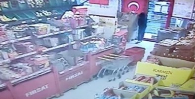Markete giren çocuğun Türk bayrağı hassasiyeti: Geri dönüp öptü! O anlar kamerada