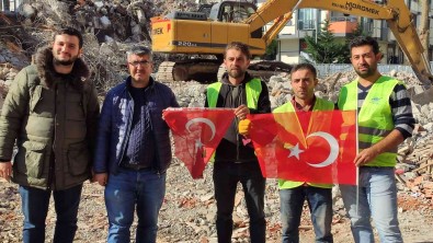 Yikim Sirasinda Türk Bayragini Alan Is Makinesi Operatörü Açiklamasi 'Ecdadimiz Yere Düsürmedi, Biz De Düsürmeyiz'