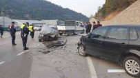 Bursa'da Zincirleme Kaza Açiklamasi 2 Otomobil Ve 1 Servis Araci Çarpisti