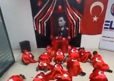Çocukların Atatürk'e secde ettirildiği ritüel tepki çekti!