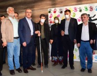 Görme Engellilere Beyaz Baston