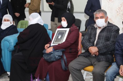 İçişleri Bakanı Soylu, Muş'ta çocukları için HDP önünde eylem yapan ailelerle görüştü: Bunu ancak ana yüreği yapar