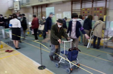 Japonya Genel Seçim Için Sandik Basinda