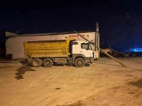 Park Halindeki Kamyonun Üzerine Direk Devrildi