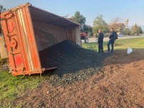 Traktörün Devrilen Römorku Çöp Konteynerlerine Çarpti Açiklamasi 1 Yarali