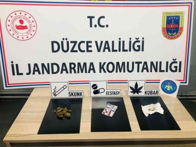 Uyusturucu Madde Bulunduran Sahislar Gözaltina Alindi
