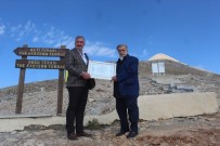 Baskan Turanli'dan Kahtali Miçi'ya Hemsehrilik Onur Belgesi