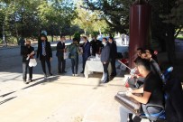 FÜ'de Ögrencilere Müzikli Ve Hediyeli Karsilama