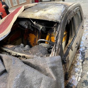 Park Halindeki Yanan 2 Otomobil Hurdaya Döndü