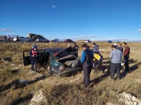 Tarlaya Uçan Otomobil Hurdaya Döndü Açiklamasi 2 Yarali