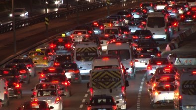 Trafikte Pazartesi Mesaisi Basladi