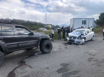 Alapli'da Iki Otomobil Kafa Kafaya Çarpisti Açiklamasi 2 Yarali