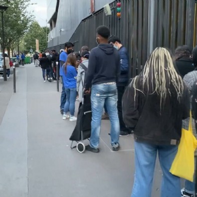 Fransa'da üniversite öğrencileri uzun kuyruklar oluşturdu: 7 kiloluk yardım paketi için bekliyorlar