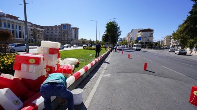 Isikli Bordürler Sehre Renk Katiyor