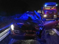 Otoyolda Tira Çarpan Otomobilde 3 Kisi Yaralandi