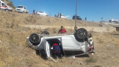 Viraji Alamayan Otomobil Takla Atti Açiklamasi 2 Yarali