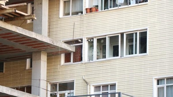 Yok böyle apartman: İnşaata bitişik evinin balkonunda çay keyfi! İstanbul Şişli'de apartmanın içine giren apartman inşaatı