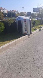 Ankara'da Kaldirima Çarpan Otomobil Devrildi Açiklamasi 1 Yarali