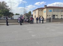 Bursa'da Jandarma'dan Servis Araçlarinda Ve Okul Çevrelerinde Denetim