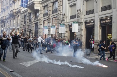 Italya'da Asi Karsitlarinin Protestosuna Polis Müdahalesi