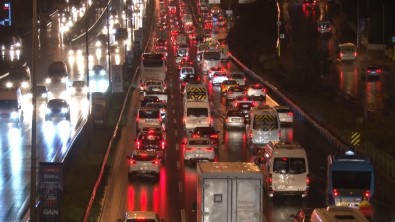 Istanbul'da Haftanin Ilk Is Gününde Yagmurla Birlikte Trafik Yüzde 55'I Vurdu