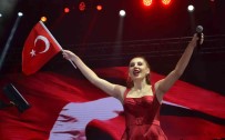 Osmaniye'de Funda Arar Ile Turgay Basyayla 29 Ekim Cumhuriyet Bayrami Kutlamalari Kapsaminda Konser Verdi