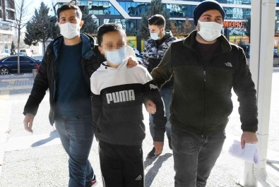Sigara Yüzünden Arkadasini Biçaklayarak Agir Yaralayan Çocuk Tutuklandi