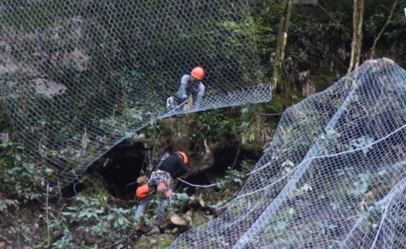 Bir ilçe diken üstünde! Rize Çamlıhemşin'de yamaçlar çelik ağlarla örülüyor