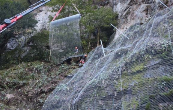 Bir ilçe diken üstünde! Rize Çamlıhemşin'de yamaçlar çelik ağlarla örülüyor