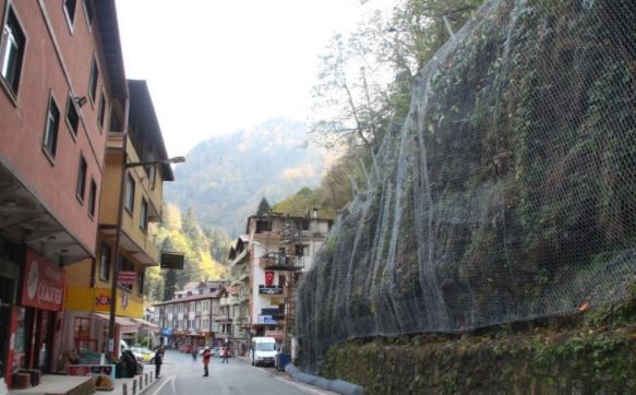 Bir ilçe diken üstünde! Rize Çamlıhemşin'de yamaçlar çelik ağlarla örülüyor