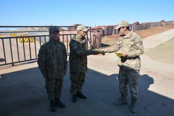 Hatice Nine, Rize'den Şırnak’a 55 çift çorap gönderdi