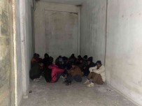 Atil Durumdaki Is Merkezinde 17 Düzensiz Göçmen Yakalandi