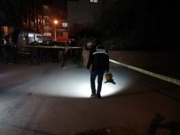 Izmir'de Sokak Ortasinda Silahla Vurulan Kisi Öldü
