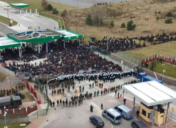 Belarus’ta 3 bin 500 göçmen, Polonya sınır kapısına dayandı