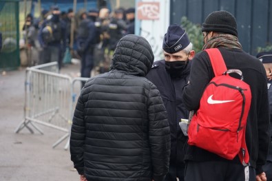 Fransa'da Binden Fazla Kisiyi Barindiran Göçmen Kampi Dagitildi