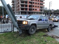 Kaza Yapan Araçlara Çarpan Motosiklet Sürücüsü Agir Yaralandi