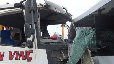 Servis Araci Ile Vinç Çarpisti Açiklamasi 2 Yarali