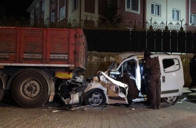 Bingöl'de Araç Park Halindeki Tira Arkadan Çarpti Açiklamasi 1 Yarali