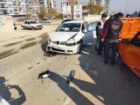 Besni'de 2 Otomobil Çarpisti Açiklamasi 3 Yarali