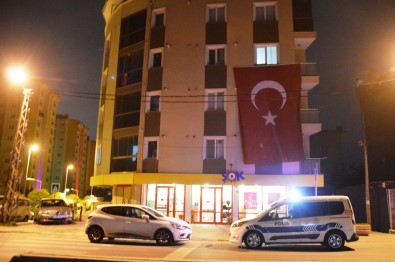 Sirnak'ta Sehit Olan Askerin Istanbul'daki Evine Türk Bayragi Asildi