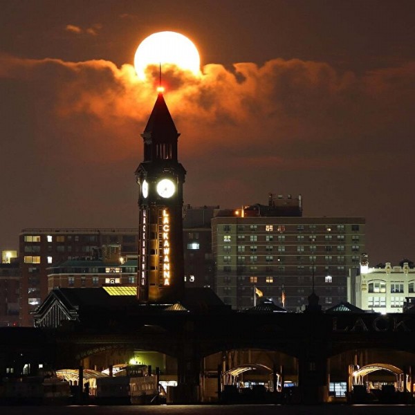 Ay tutulmasının ilk görüntüleri nefes kesti