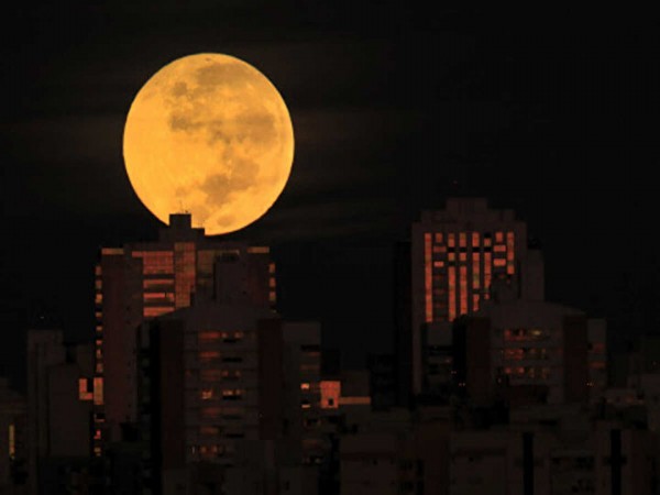 Ay tutulmasının ilk görüntüleri nefes kesti