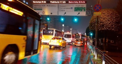 İstanbul'da sağnak yağmur trafik yoğunluk haritasını kırmızıya çevirdi
