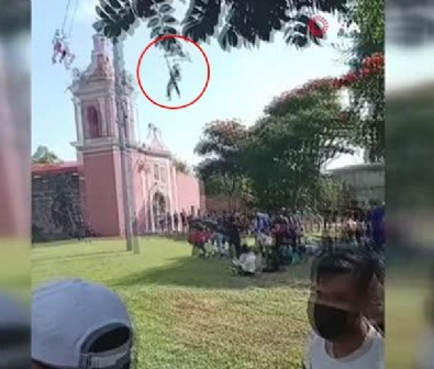 Meksika'da Ölüler Günü kutlamasında facia! Bir kişi 20 metre yükseklikten yere çakıldı