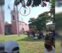 Meksika'da Ölüler Günü kutlamasında facia! Bir kişi 20 metre yükseklikten yere çakıldı