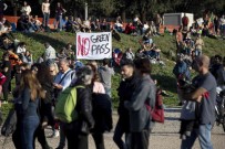 Italya'da Binlerce Kisi Yesil Geçis Sertifikasini Protesto Etti