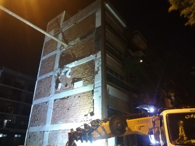 Izmir'de Bir Insaatin Temel Kazisi Esnasinda Yan Binada Kayma Olustu, 5 Apartman Bosaltildi