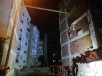 Izmir'de Bir Insaatin Temel Kazisi Esnasinda Yan Binada Kayma Olustu, 5 Apartman Tedbir Amaçli Bosaltildi